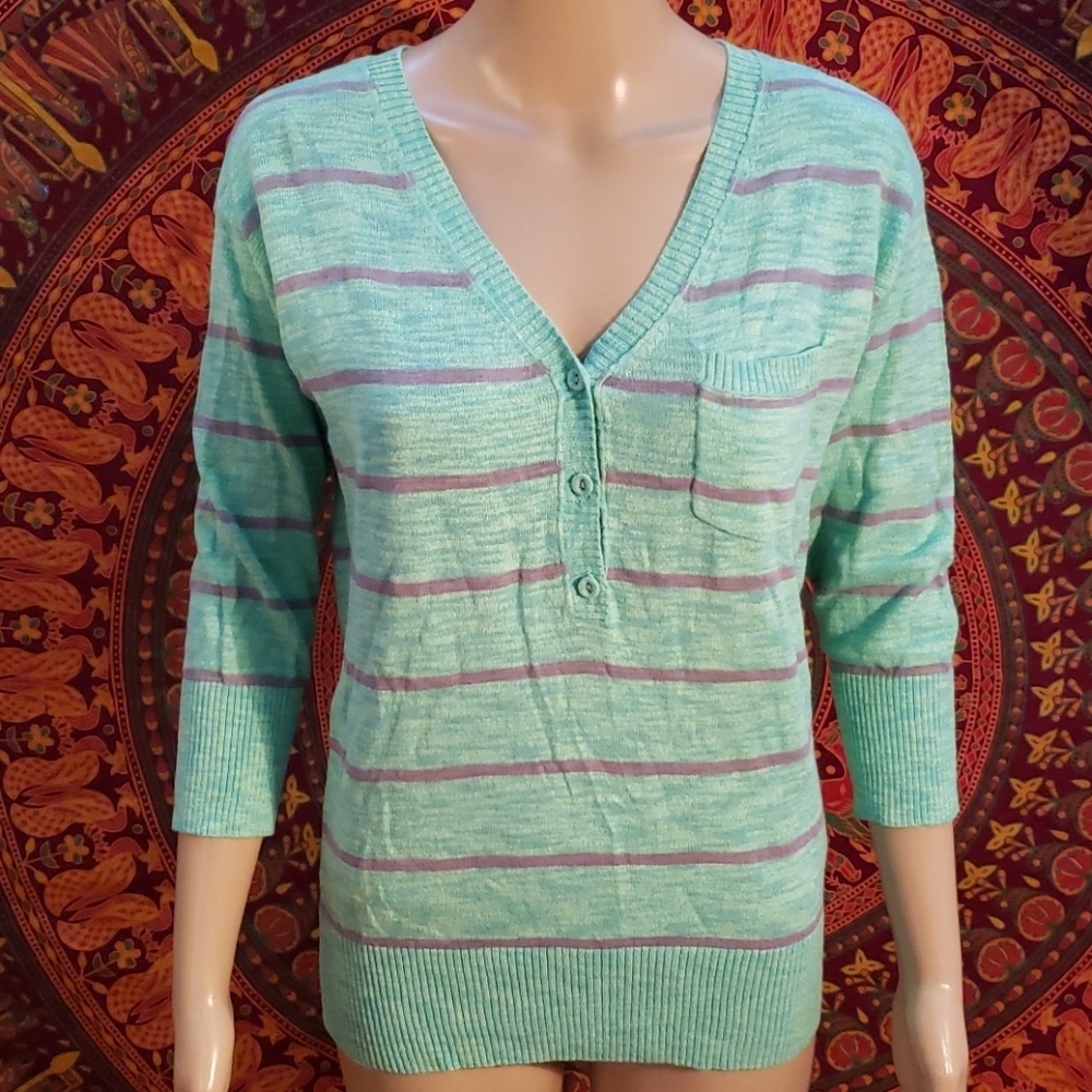 Green striped v-neck ¾ sleeve knit Henley medium